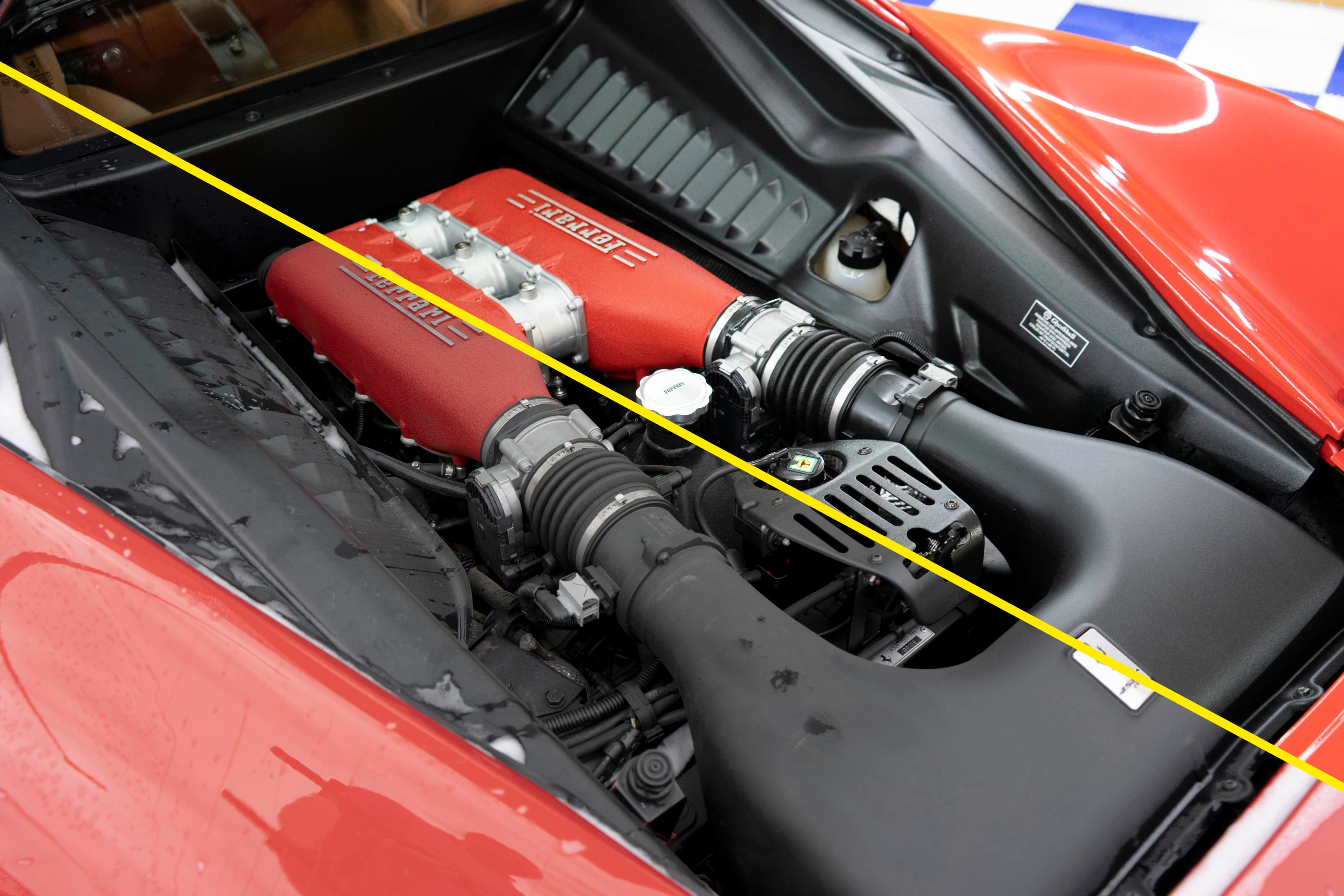 Ferrari Motorraum - Premium Pflege
