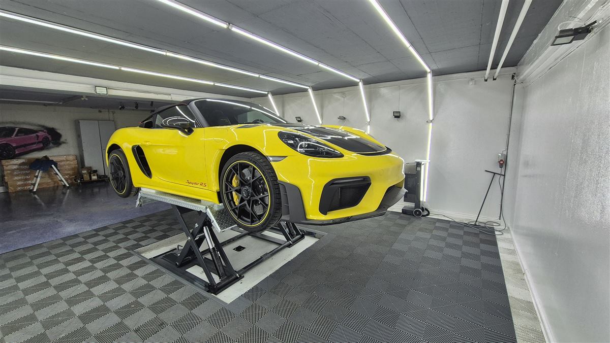 Porsche 718 Spyder RS auf Hebebühne