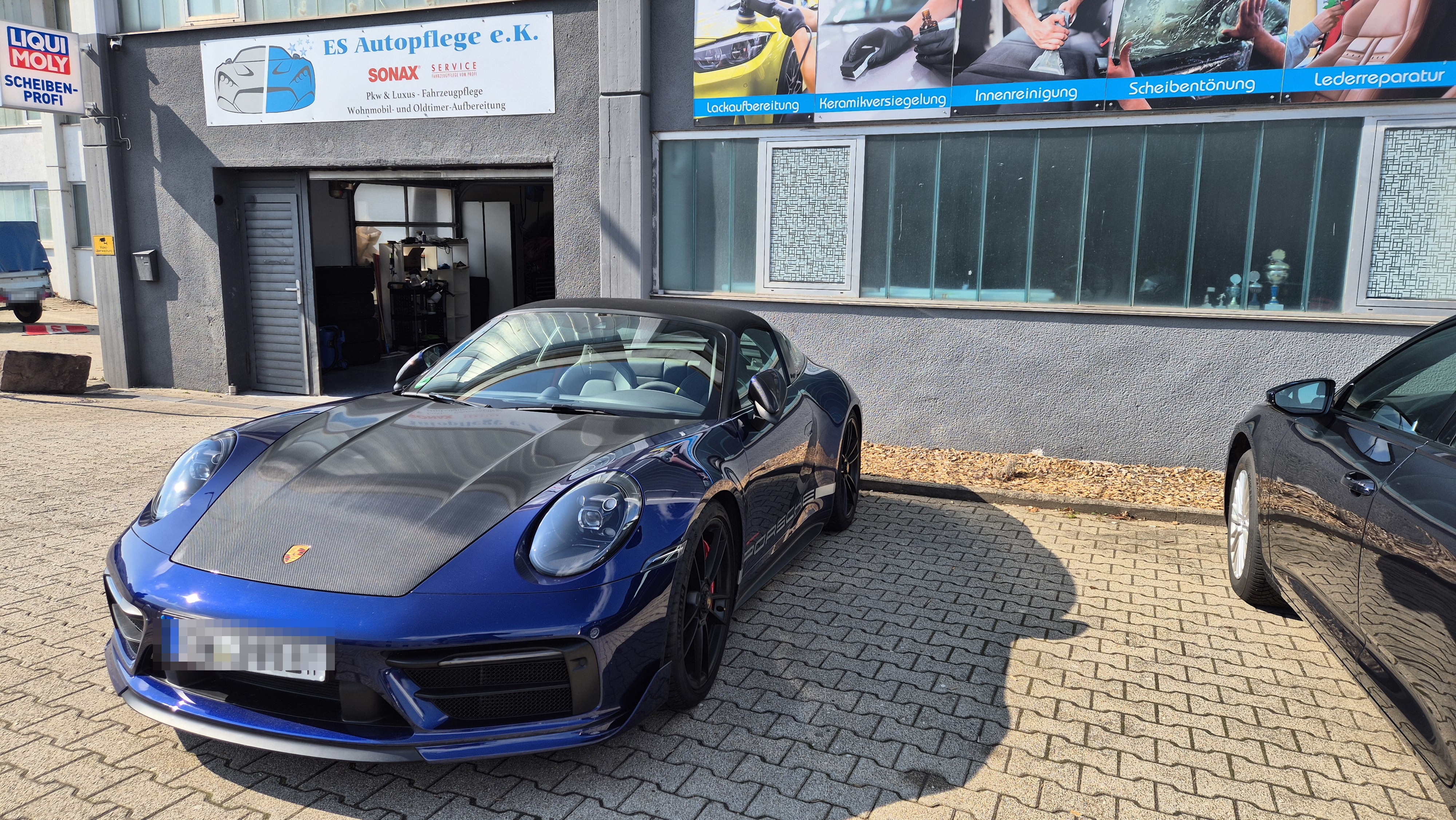 Porsche 911 Targa GTS vor der ES Autopflege Werkstatt in Pfalzgrafenweiler
