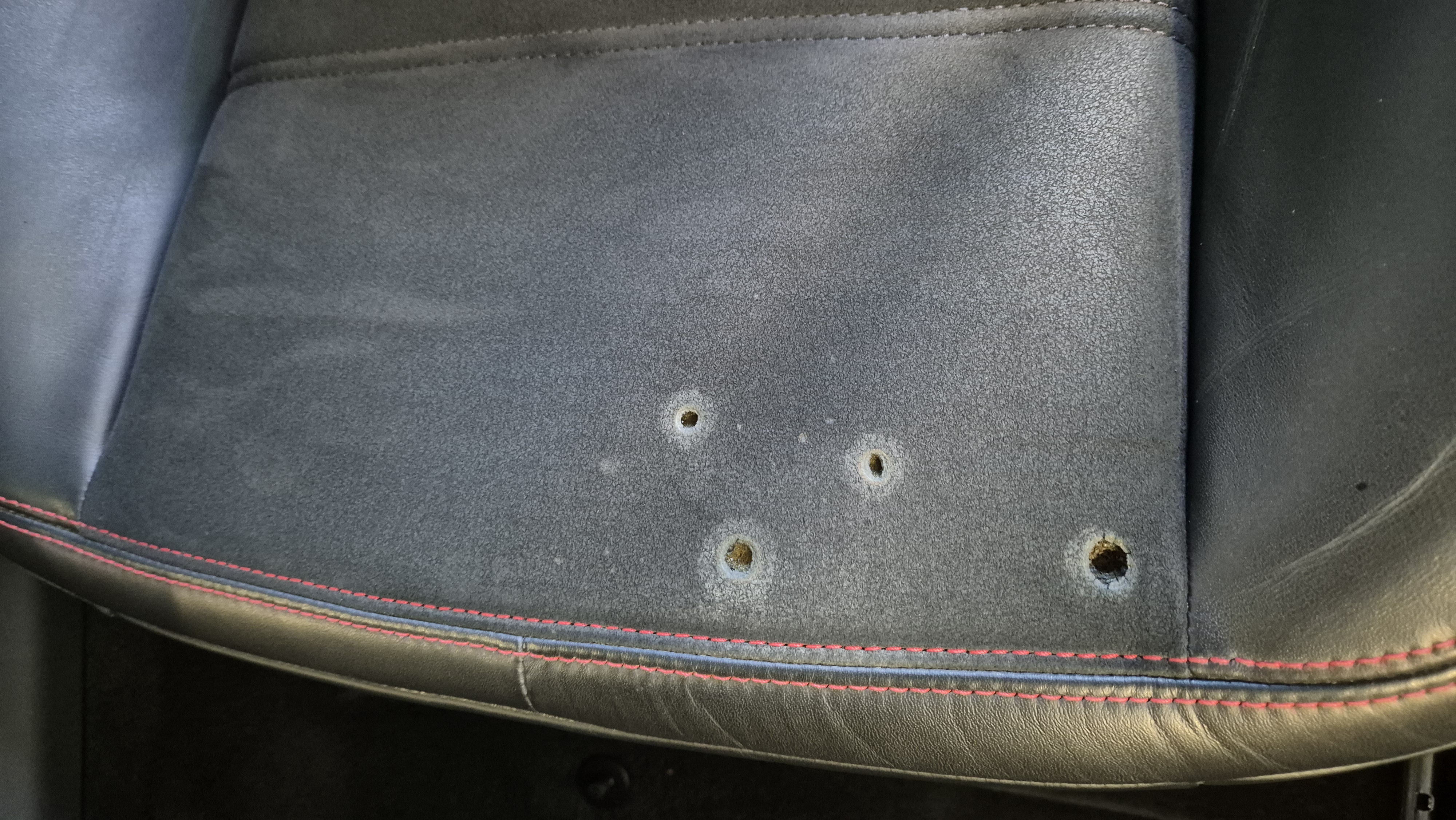 Vorher – Alcantara-Sitz mit Brandlöchern