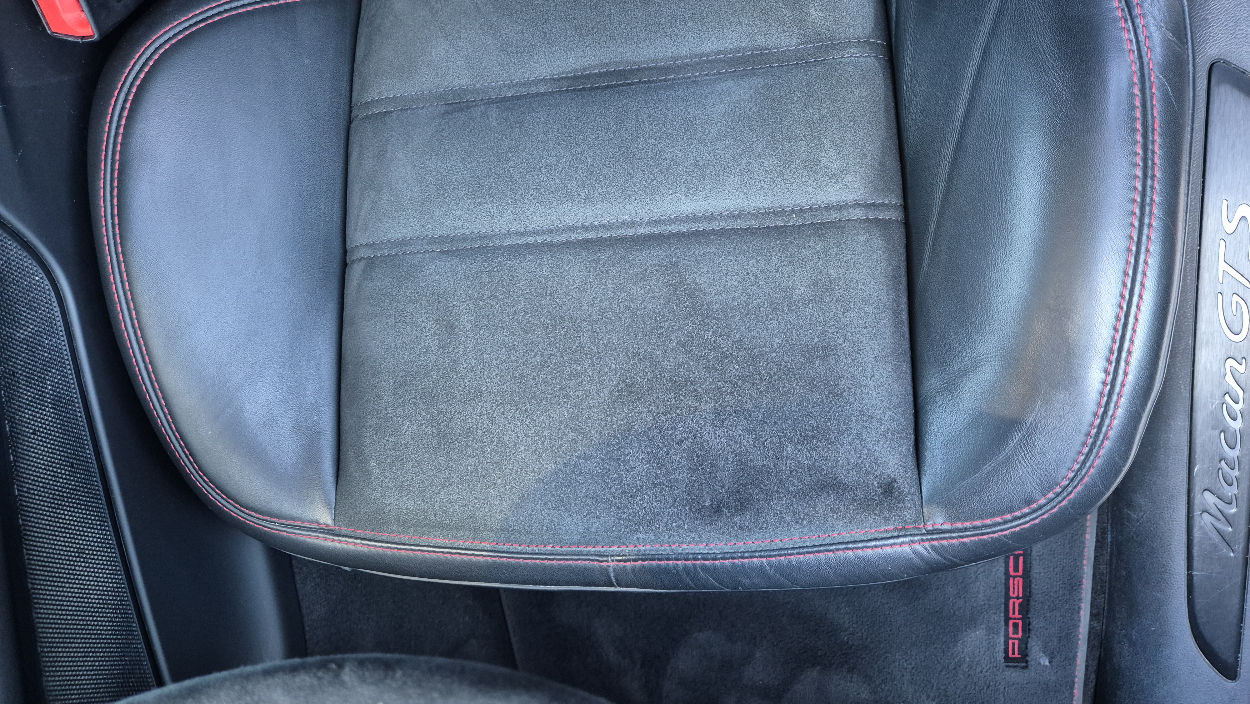 Nachher – Alcantara-Sitz nach dem Smart Repair, Brandlöcher vollständig beseitigt