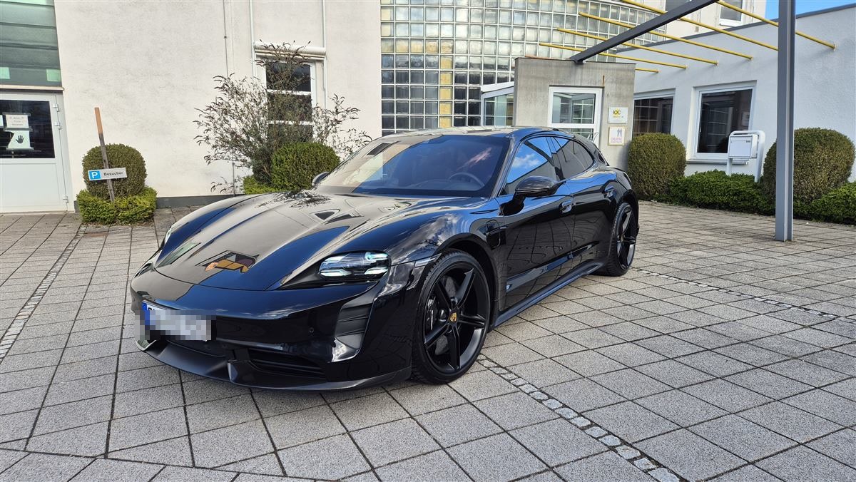 Porsche Taycan schwarz
