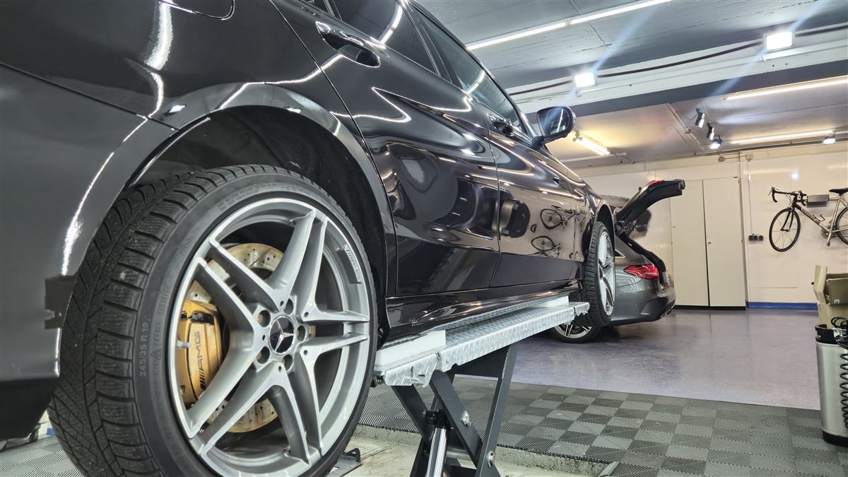 Mercedes C-Klasse AMG auf der Hebebühne, Felge und Radhaus in Arbeit